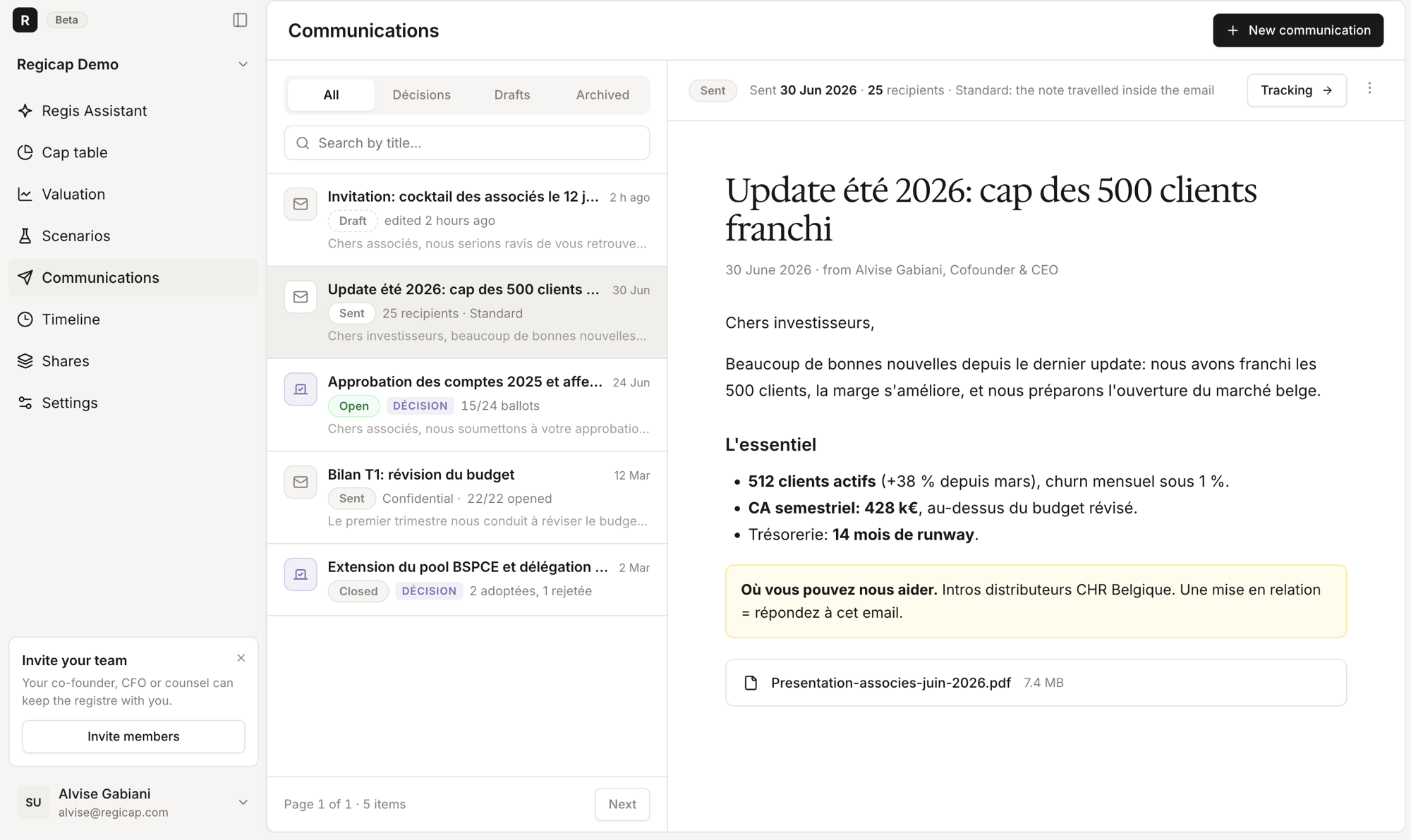 Les communications dans Regicap : reportings envoyés, décisions en cours de vote et brouillons dans un fil unique, avec le suivi des destinataires
